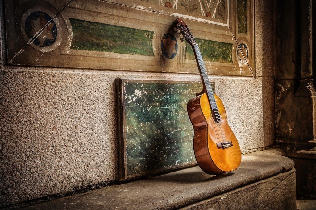 Resting-Guitar-in-Central-Park