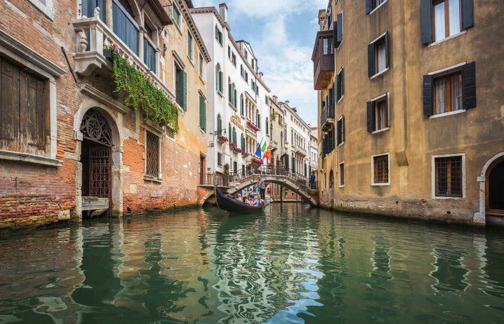 HDR-Photography-Gondola-View-of-Venice