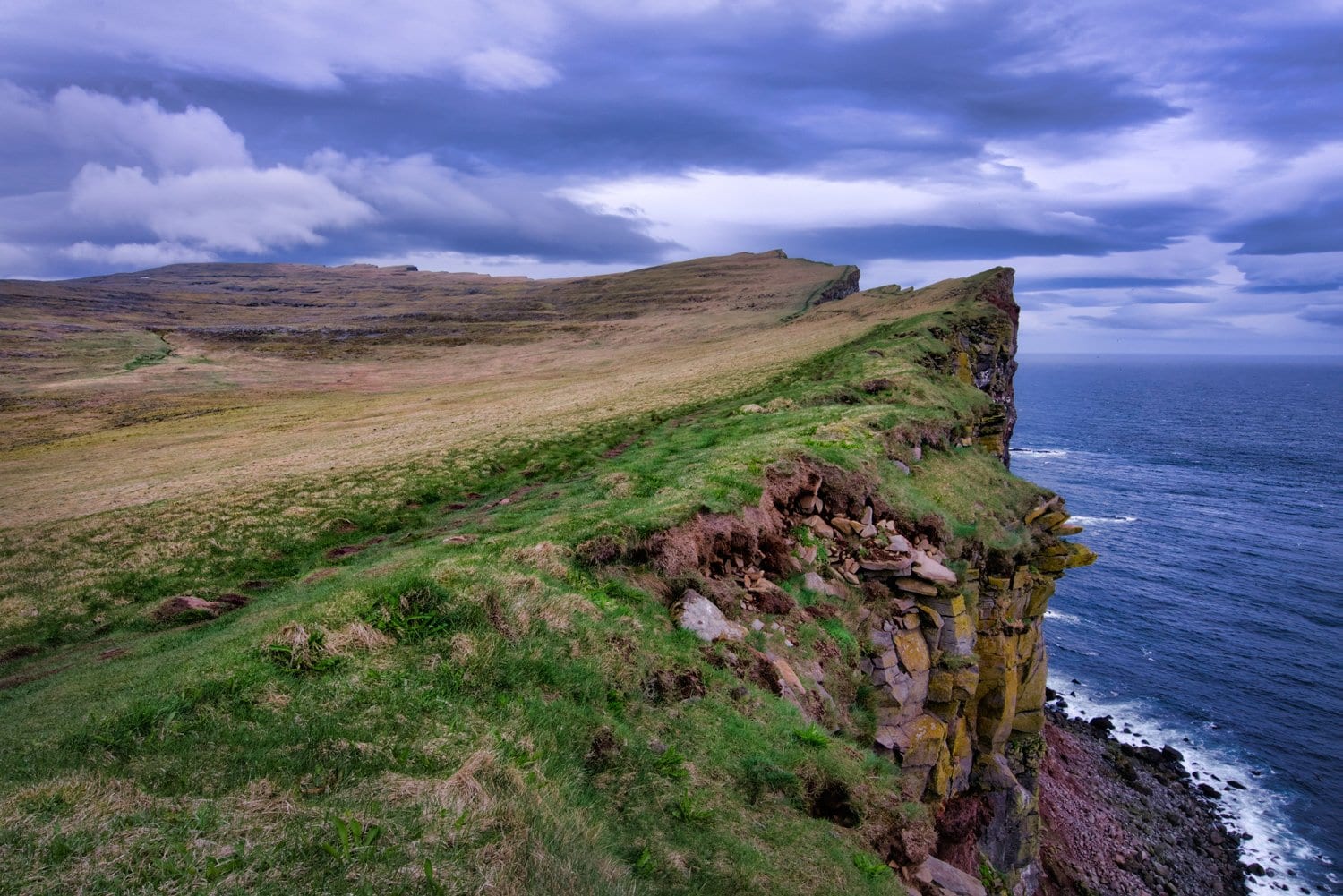 Aurora-HDR-image-Puffin-Cliffs