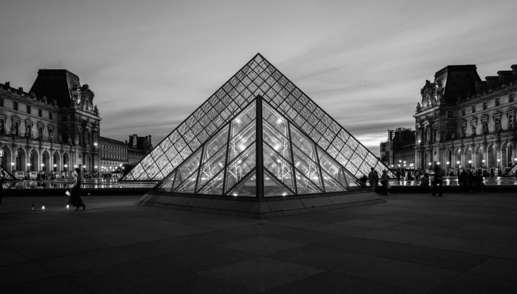 Awe Inspiring Photos | Night at the Louvre